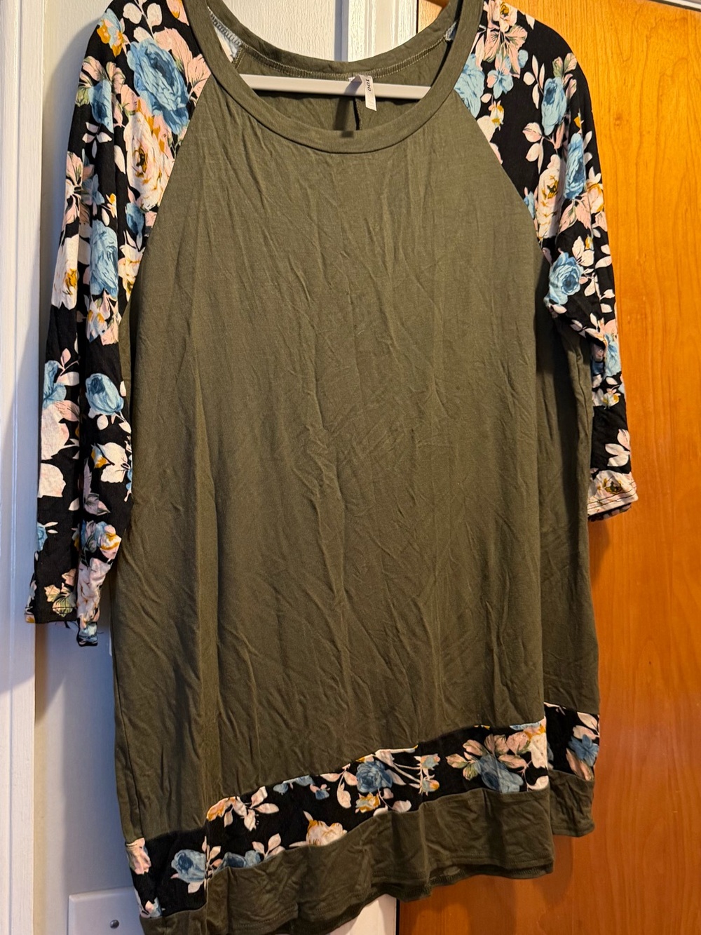 Olive Green Floral Raglan 3/4 Sleeve Tee EUC